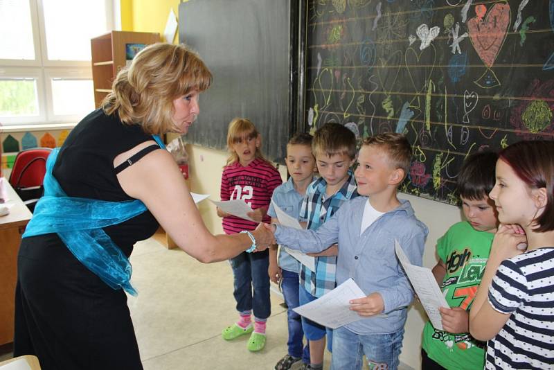 Konec školního roku a předání vysvědčení v Základní škole v Lenoře.