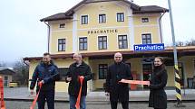 Nově opravená budova vlakového nádraží v Prachaticích od úterý 29. listopadu slouží cestujícím.
