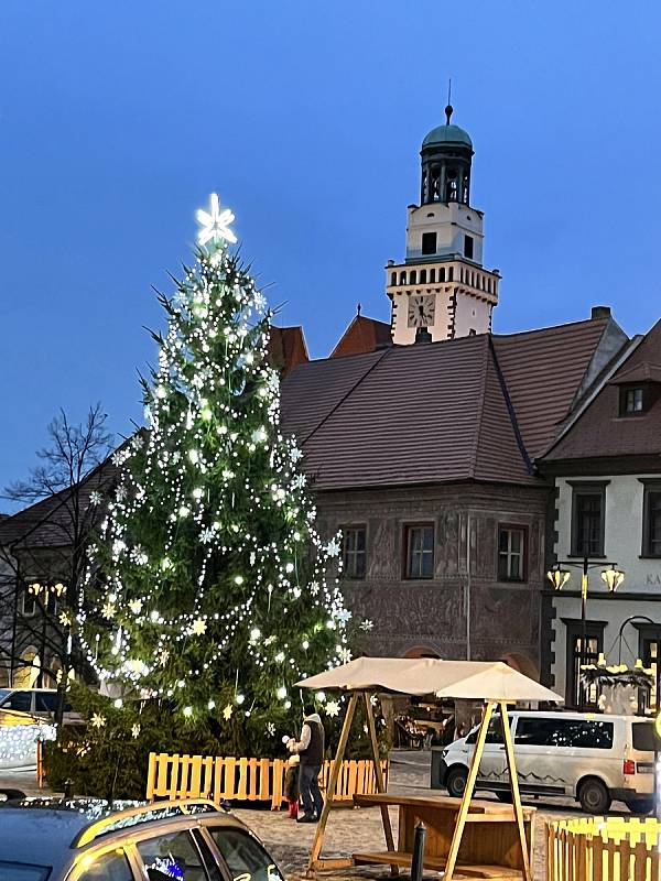 Vánoční strom na Velkém náměstí v Prachaticích.