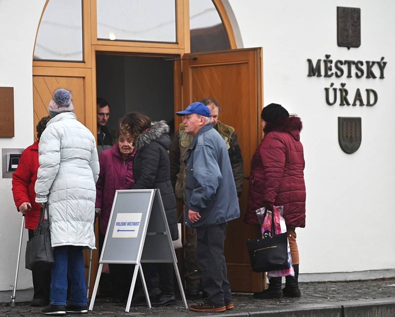 Volební místnosti ve Volarech se začaly plnit hned ve dvě hodiny odpoledne. Lidé mají o volby nebývalý zájem.