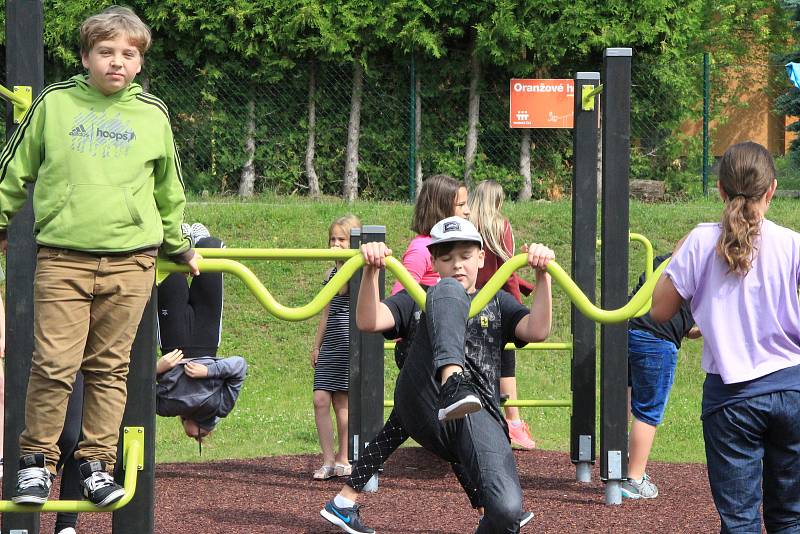 U Národky je nové workoutové hřiště. Radost z něj mají hlavně děti.