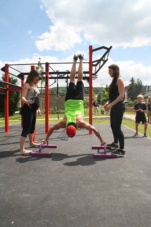 Ve Vimperku otevřeli v pátek 10. června nové hřiště pro street workout. Je první svého druhu na Prachaticku. Slavnostní otevření doplnila exhibice workoutu zástupců E.R.S. workout.