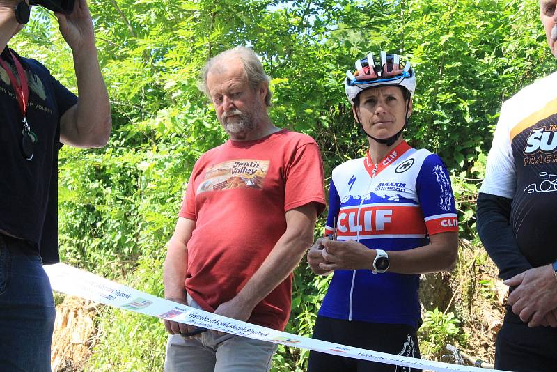 Kateřina Nash a cyklisté z LY:KO klubu Prachatice otevřeli první jízdou první prachatický singltrek.