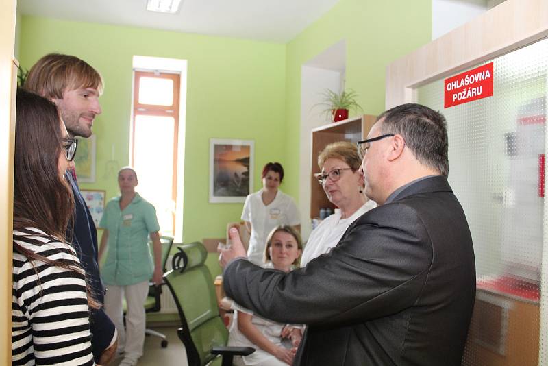Ministr zdravotnictví Adam Vojtěch při návštěvě Hospice sv. Jana N. Neumanna v Prachaticích.