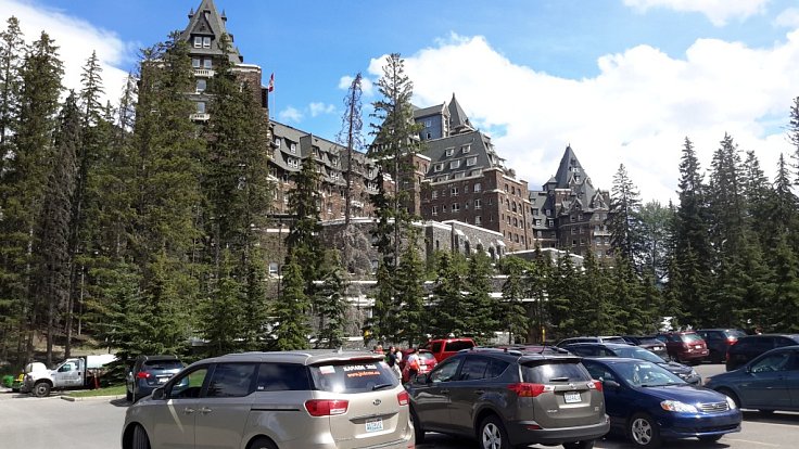 První zastávky v Banffu máme u jezera Lake Louise, na hrázi stojí obrovský hotel.