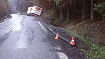 Kamion dnes ráno (26. dubna) havaroval na silnici směrem k hraničnímu přechodu Strážný.
