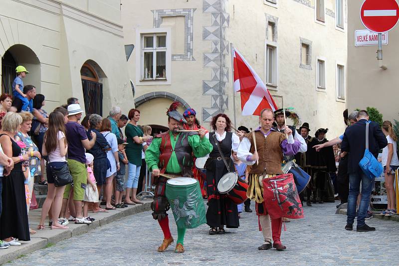 V pět odpoledne zahájil prachatické slavnosti průvod, kde byly hlavními postavami historický rychtář a současný starosta Martin Malý.