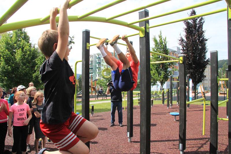 U Národky je nové workoutové hřiště. Radost z něj mají hlavně děti.