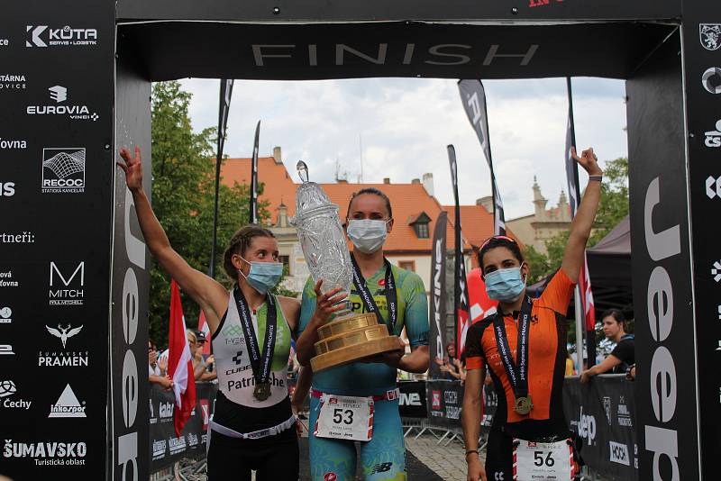 Němka Laura Philipp vyhrálo po Short tracku i hlavní závod Světového poháru v terénním triatlonu XTERRA Czech v Prachaticích.