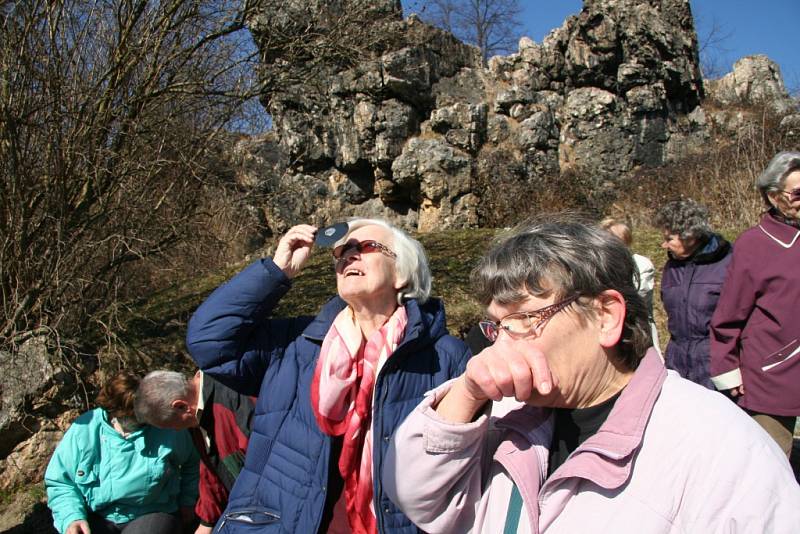 Senioři sledovali s Prachatickým deníkem zatmění slunce ze Skalky.