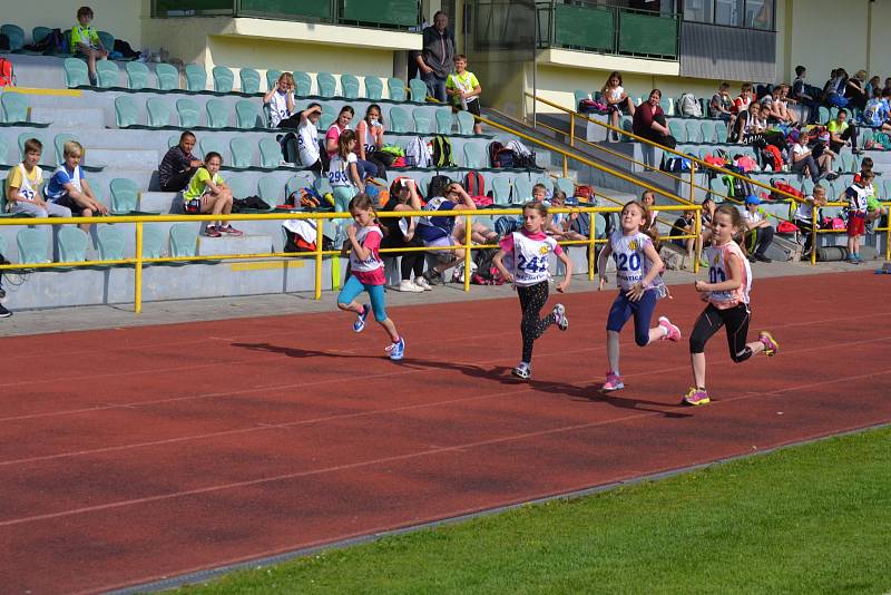 Městský stadion se zaplnil dětmi. Dům dětí a mládeže pro ně připravil atletickou soutěž.