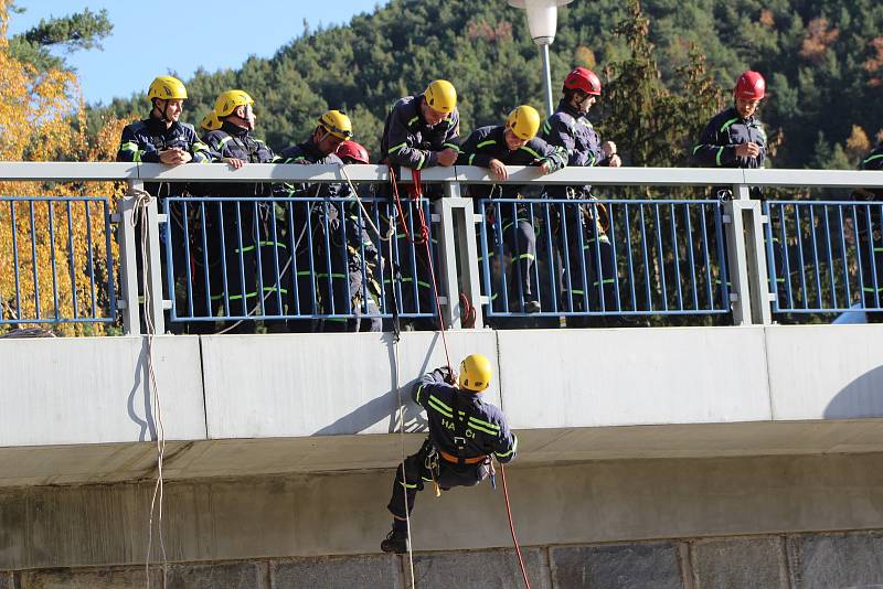 V úterý 17. října cvičili hasiči slaňování na Husinecké přehradě.