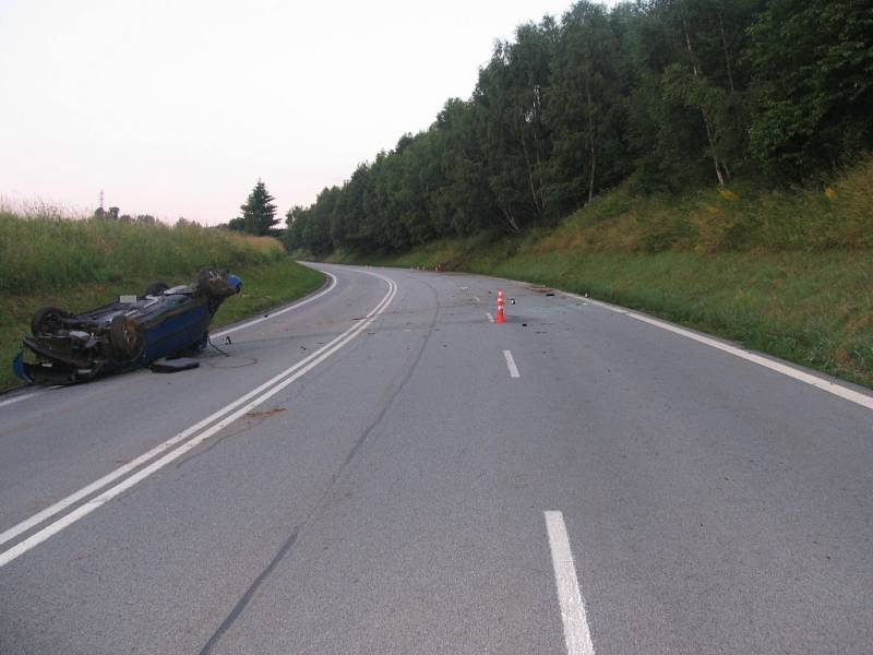 Škoda Octavia po nárazu do svahu poblíž Žárovné.