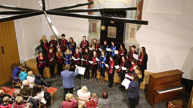 Vánoční koncert Dětského pěveckého sboru RŮŽE a Komorního sboru ROSETTA ve Čkyňské Synagoze pod vedením Mgr Jaroslava Fafejty.