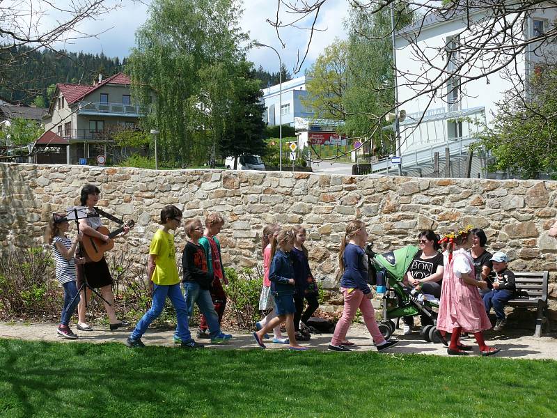 V parku Hospice sv. Jana N. Neumanna otevíraly děti ze Základní školy ve Vodňanské ulici studánky.