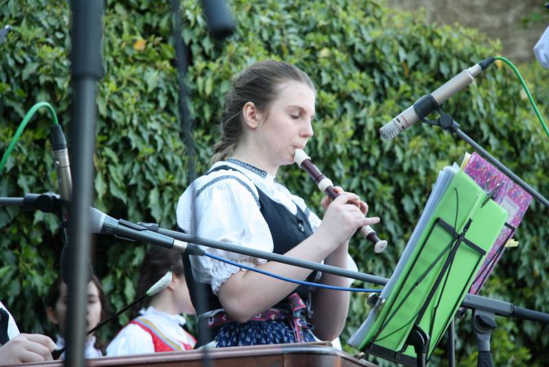 Libín-S Prachatice a dětský folklórní soubor Ostravička z Frýdku - Místku zahájily na Parkáně 20. novodobou sezonu plavení dřeva na Schwarzenberském plavebním kanále.