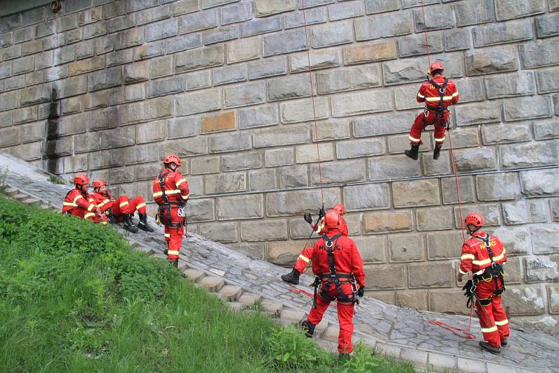 Výcvik lezecké skupiny HZS Prachatice na Husinecké přehradě.