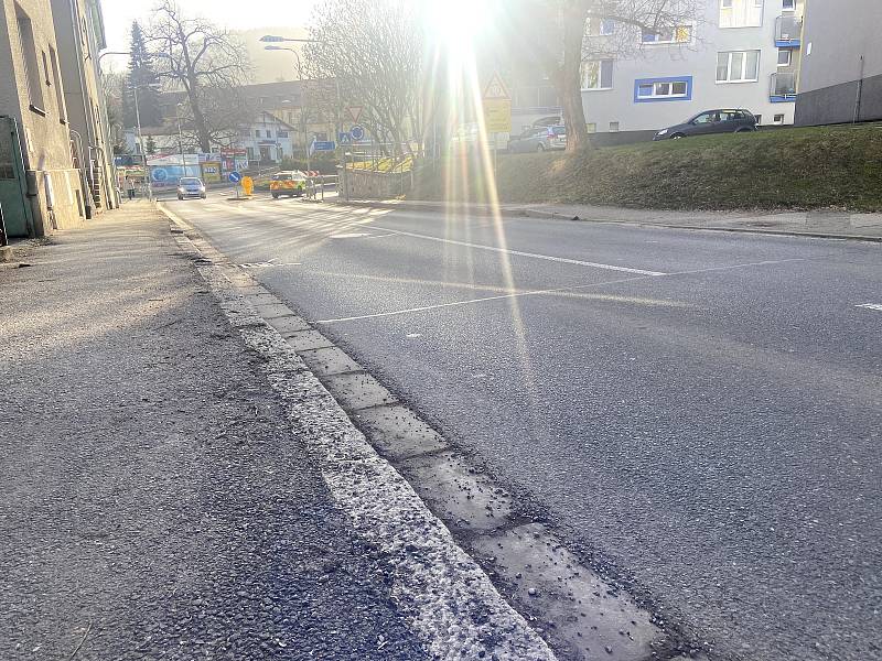 Chodník v Husinecké ulici chce město Prachatice opravit ještě letos.