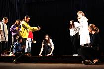 Divadelní představení v podání dramatického kroužku při Základní škole Volary.