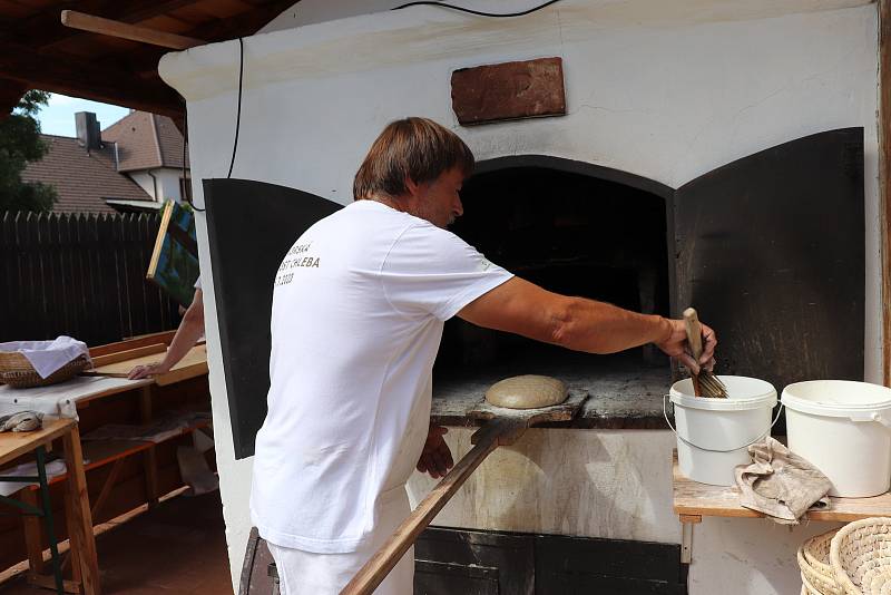 Pečení chleba a lenorských dobrot ve Volarském muzeu.