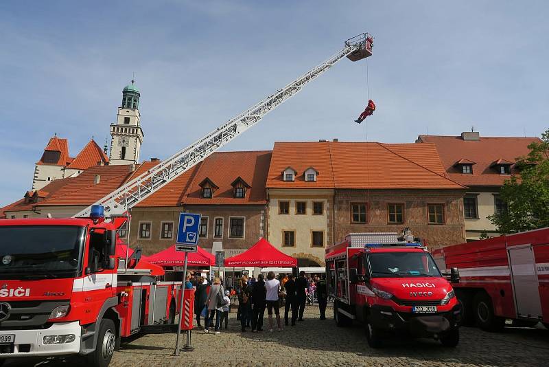 Prachatičtí hasiči na Velkém náměstí předvedli svoji výjezdovou techniku, která byla slavnostně posvěcena i práci lezců.