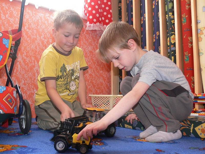 ZÁBAVA I PONAUČENÍ. V dětském koutku ve Zbytinách se mají nejmenší obyvatelé obce doslova jako v pohádce. Je určen pro děti od dvou do šesti let věku a mohou si zde kreslit či dívat se na televizi s DVD přehrávačem.