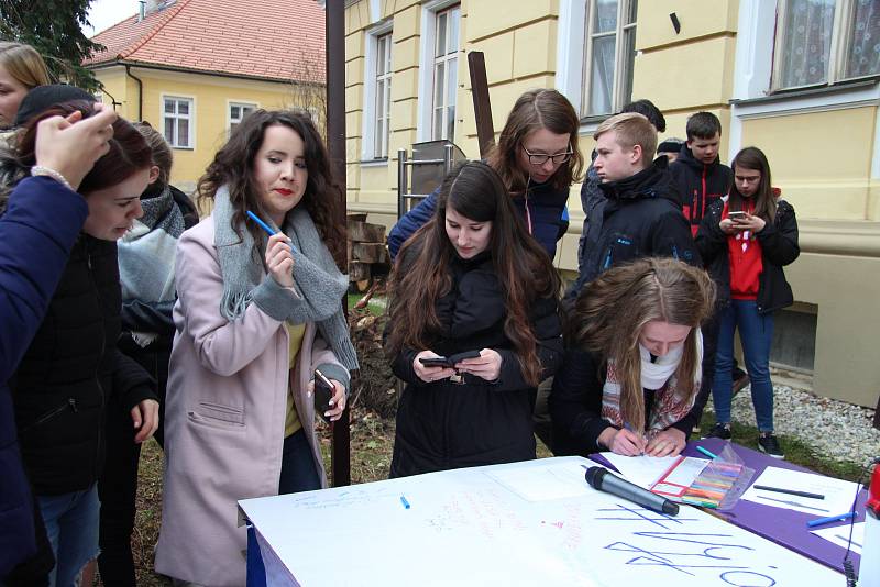 Prachatičtí gymnazisté se připojili k aktivitě Vyjdi ven!