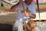 Karel Fürbach z Volar sedmadvacet let předvádí výrobu dřeváků. Na Volarských slavnostech dřeva nikdy nechyběl.