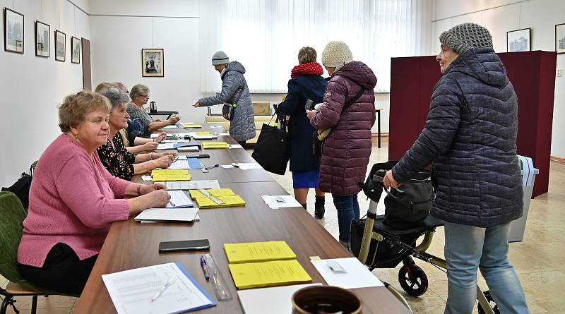 Volební místnosti ve Volarech se začaly plnit hned ve dvě hodiny odpoledne. Lidé mají o volby nebývalý zájem.