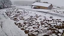 Sníh pokryl obce ve vyšších polohách Šumavy.