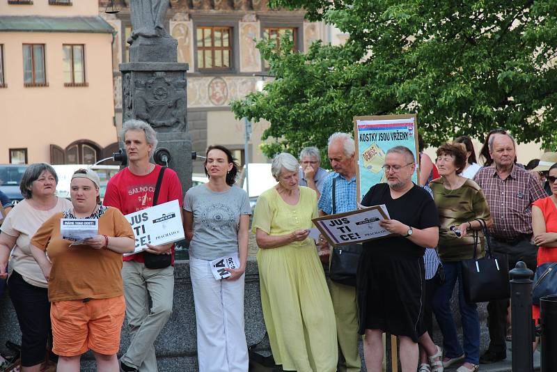 Demonstrace proti premiérovi a ministryni spravedlnosti v Prachaticích.