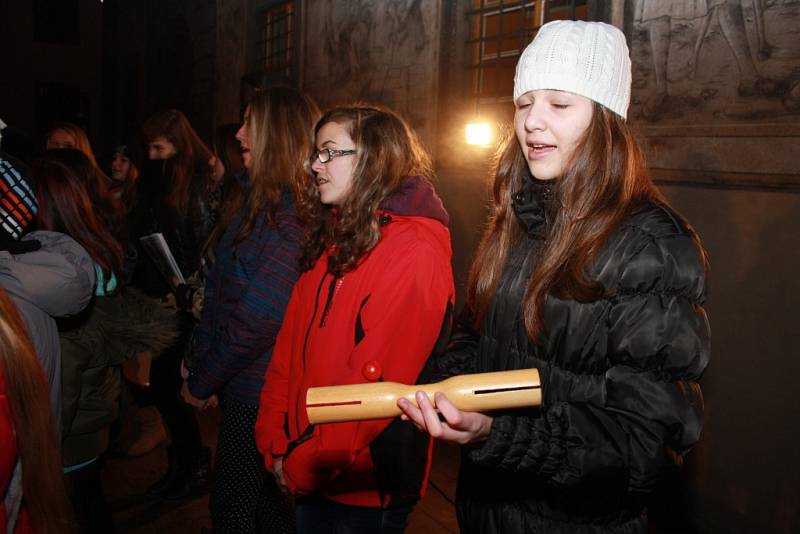 Česko zpívá koledy podpořili i Prachatičtí na Velkém náměstí.