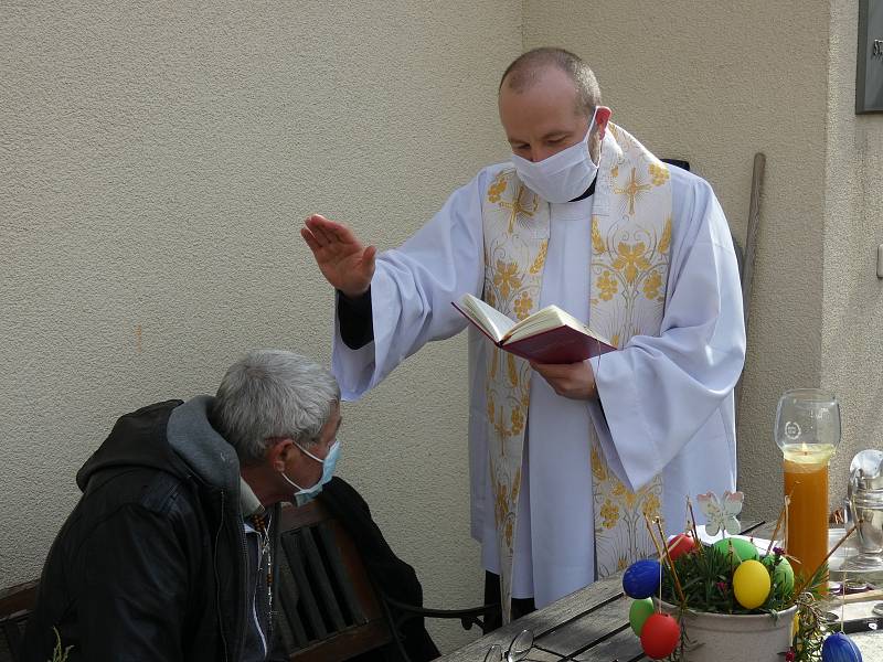 Pana Jaromíra křtí páter Rafael Maca.