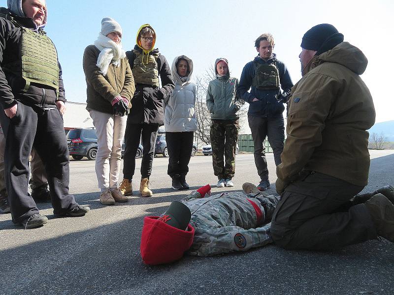 Výcvikově-vzdělávací centrum Elite Training Center Lhenice pod vedením poručíka Jaroslava Duchoně připravuje kurzy bojové medicíny pro ukrajinské občany zdarma. Jeden z nich se uskutečnil v neděli 20. března.