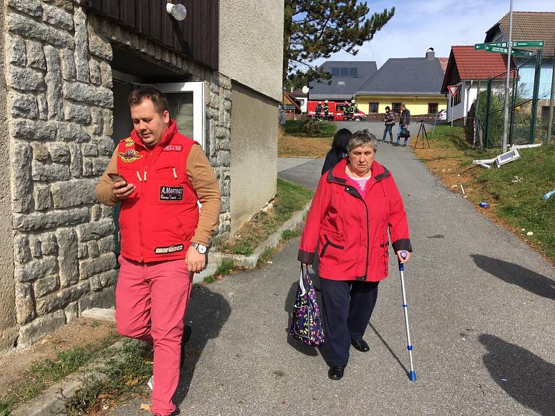 Lidé z bytových domů na místě neštěstí vyčkávají na verdikt statika.