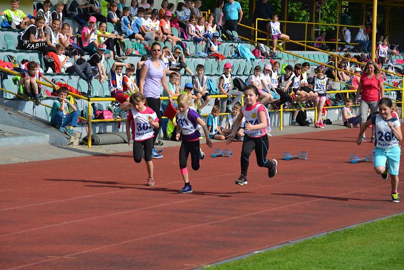 Městský stadion se zaplnil dětmi. Dům dětí a mládeže pro ně připravil atletickou soutěž.