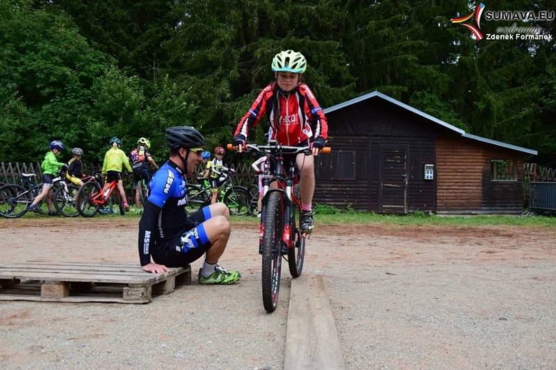 Mladí bikeři na Zadově trénují dvakrát denně v náročném terénu. To se jim bude při závodech hodit.