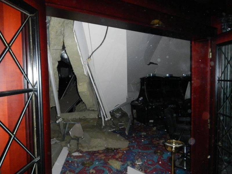 Interiér vstupu do casina poškozený pádem podhledu stropu.