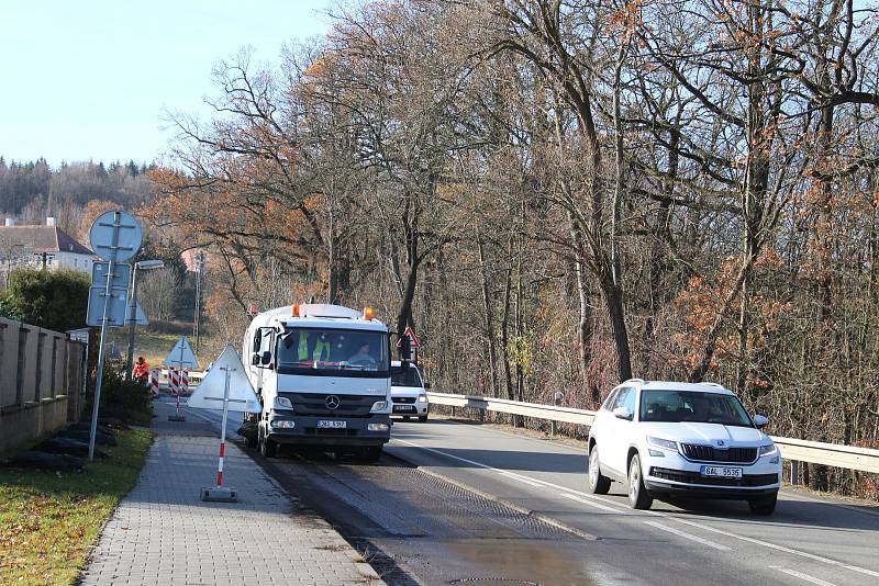 Mezi Netolicemi a Kratochvílí silničáři na několika místech frézovali vozovku.