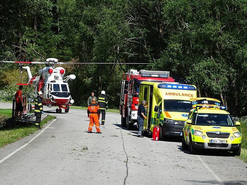 Tragedií skončila nehoda osobního vozidla na Vimpersku. Starší řidič na následky i přes veškerou pomoc zemřel na místě.