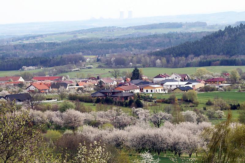 Rozkvetlé Lhenice těchto dní.