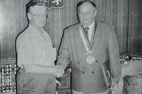 Merl Q. Vanderhoof při setkání se starostou Lhenic Vlastimilem Čechem v roce 1999.