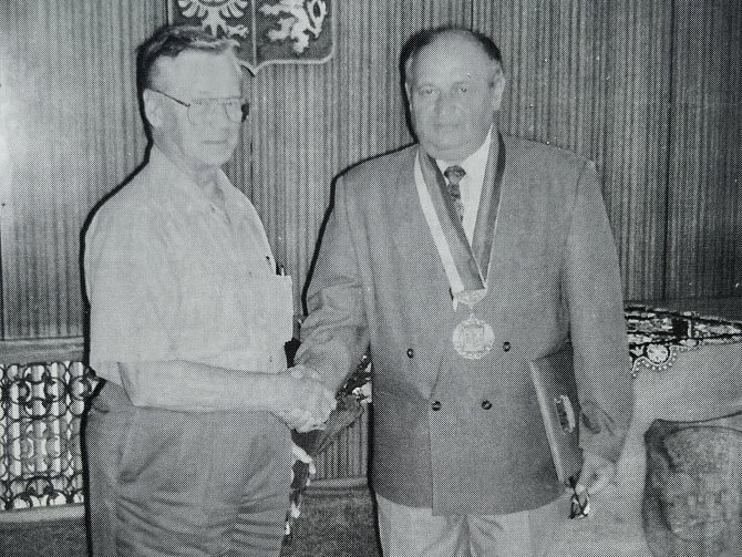 Merl Q. Vanderhoof při setkání se starostou Lhenic Vlastimilem Čechem v roce 1999.