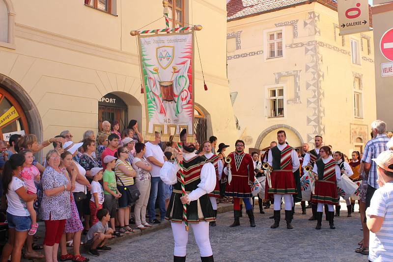 Kočár tažený koňmi přivezl na Velké náměstí Leonu Machálkovou. V průvodu se představili všichni účinkující.