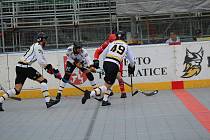 Prachatičtí hokejbalisté prohráli v Hadci Králové 3:5 (snímek je z utkání v Prachaticích).