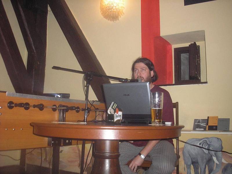 V sobotu večer vystoupil v místním Liberty clubu Vojtěch Kučera, brněnský básník a dřívější šéfredaktor literární revue Weles.