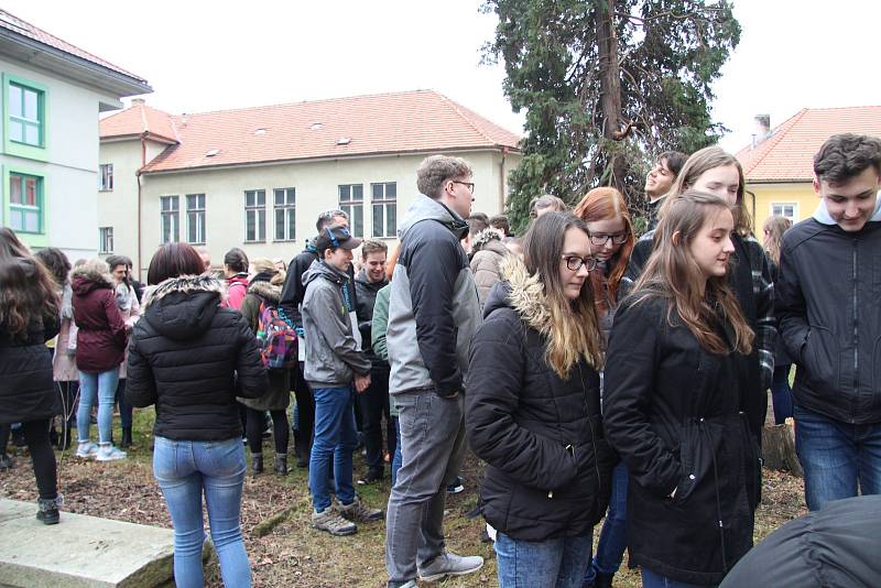 Prachatičtí gymnazisté se připojili k aktivitě Vyjdi ven!