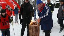 Zlatý olympionik s Mexika 1968 Jan Kůrka zahajuje soutěž zapálením ohně.