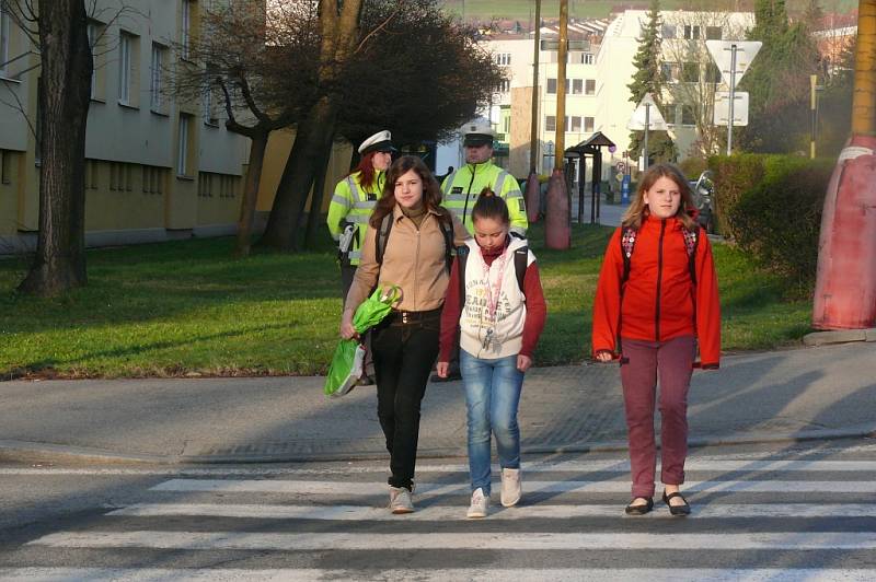 U Základní školy ve Vodňanské ulici v Prachaticích se děti dozvěděly, jak správně přecházet přes přechod. 