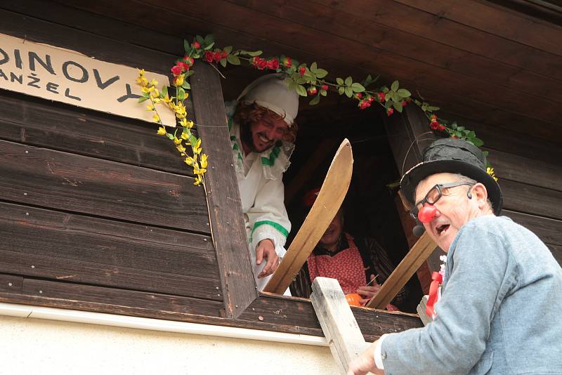 Nevšední staročeskou konopickou si v sobotu užili ve Svaté Maří na Prachaticku. Ženy nemohly, a tak zaskočili muži.